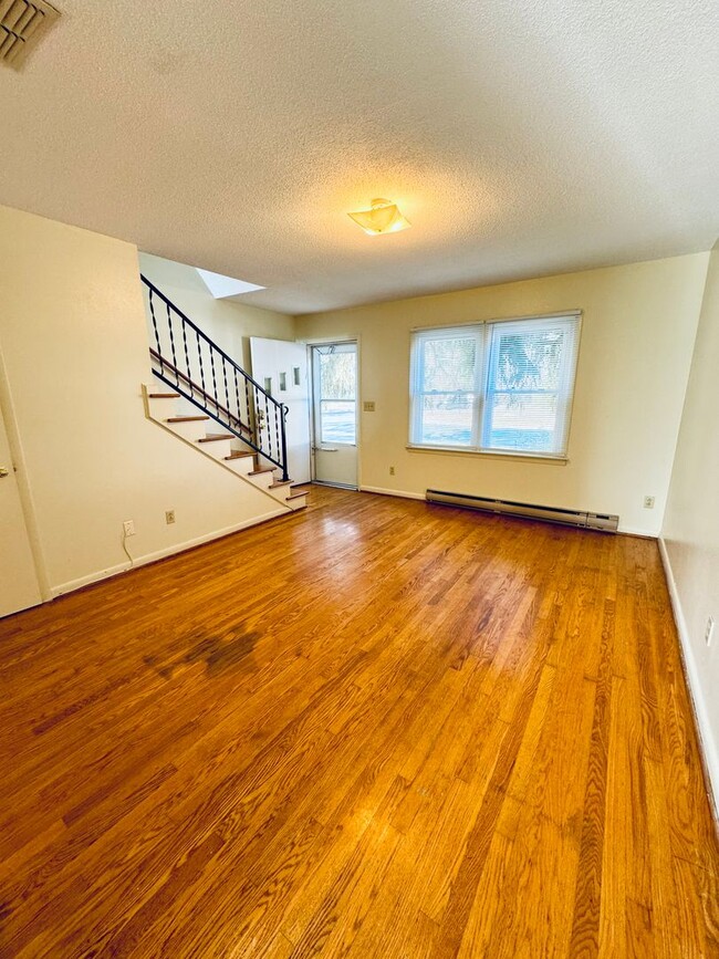 Building Photo - Townhouse for Rent