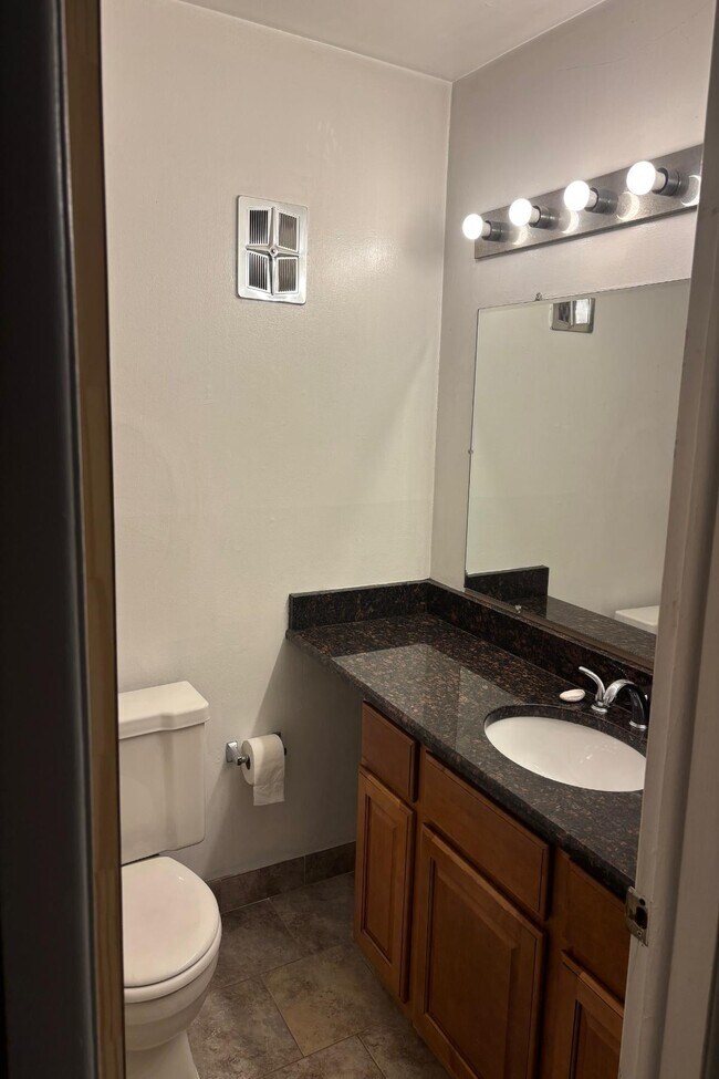 Building Photo - 689 E Fox Hills Dr