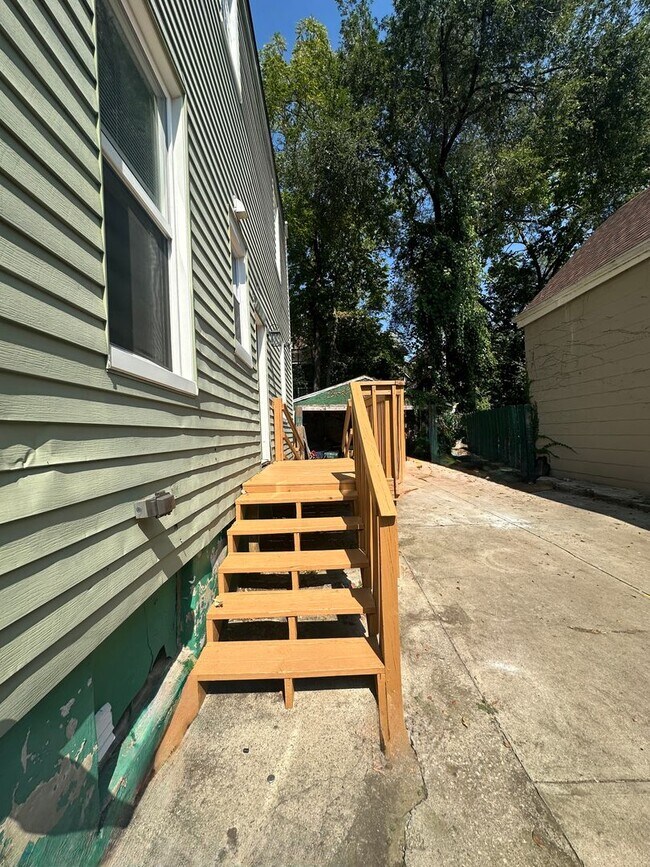 Building Photo - 6 Bed/2 Bath w/Ample Parking Mins. from UC...