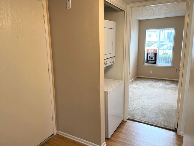 Building Photo - PET FRIENDLY One Bedroom Condo in a Peacef...