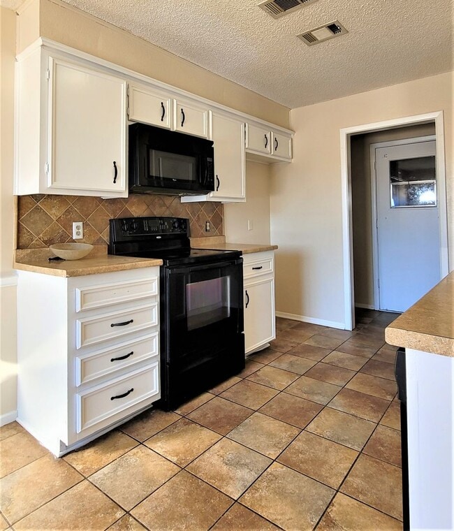 Building Photo - Fabulous home in lovely, convenient neighborhood