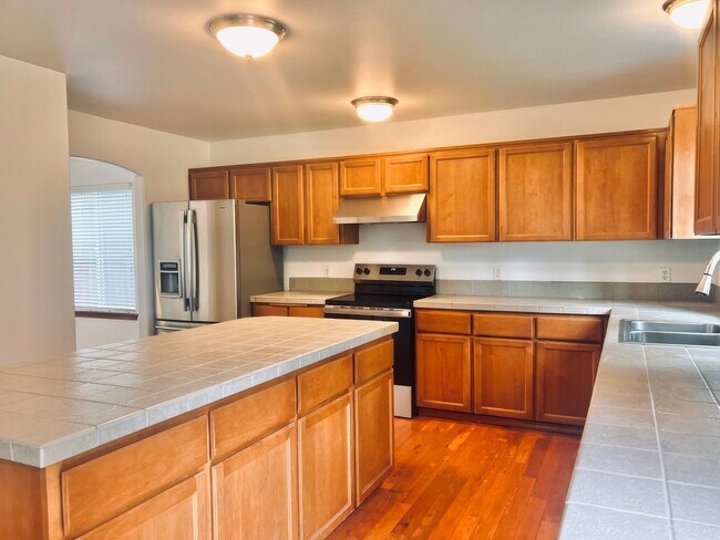 Building Photo - Enormous 4 Bed 2.5Bath + Bonus Room Great Lacey Neighborhood