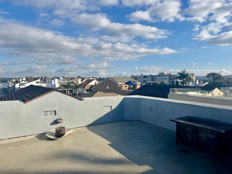 Building Photo - 206 E Balboa Blvd