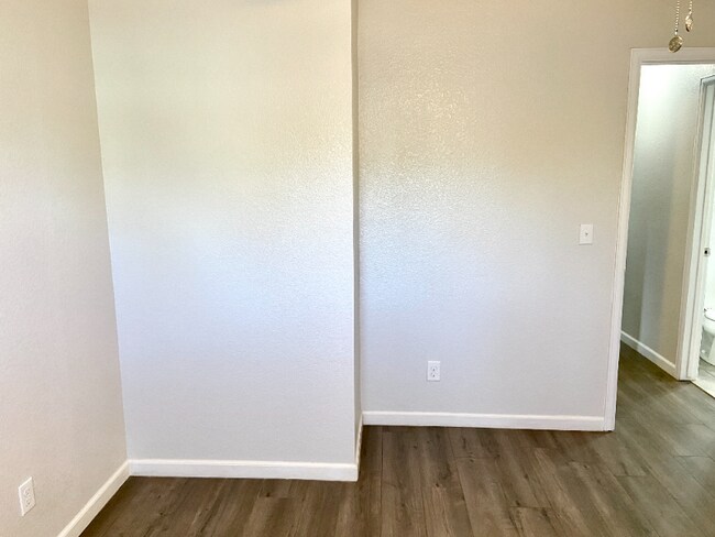 Building Photo - 305 Redwood Dr