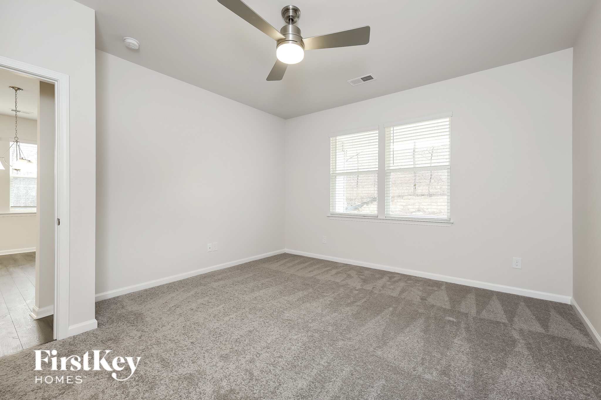 Building Photo - 586 Hillpark Ln