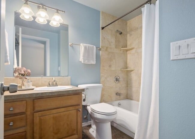 Building Photo - Updated 2 bedroom Townhome - W/S & Garbage...