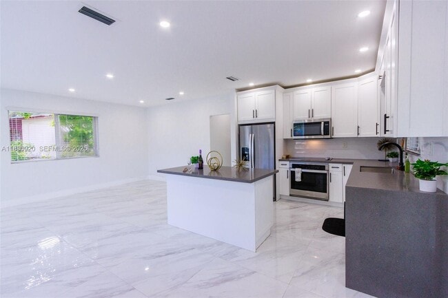 Building Photo - 320 NE 172nd St