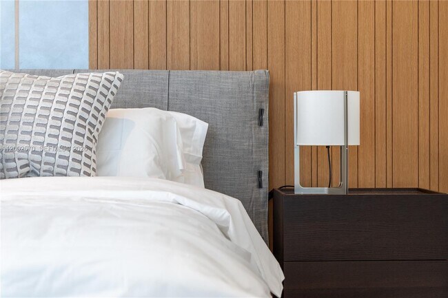 Building Photo - 18975 Collins Ave