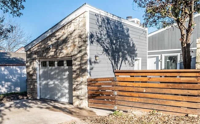 Building Photo - 915 Sirocco Dr