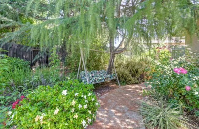 Building Photo - Nice Two Bedroom Two Bathroom Home in Rocklin - Whitney Oaks Ages 55+ Gated Community
