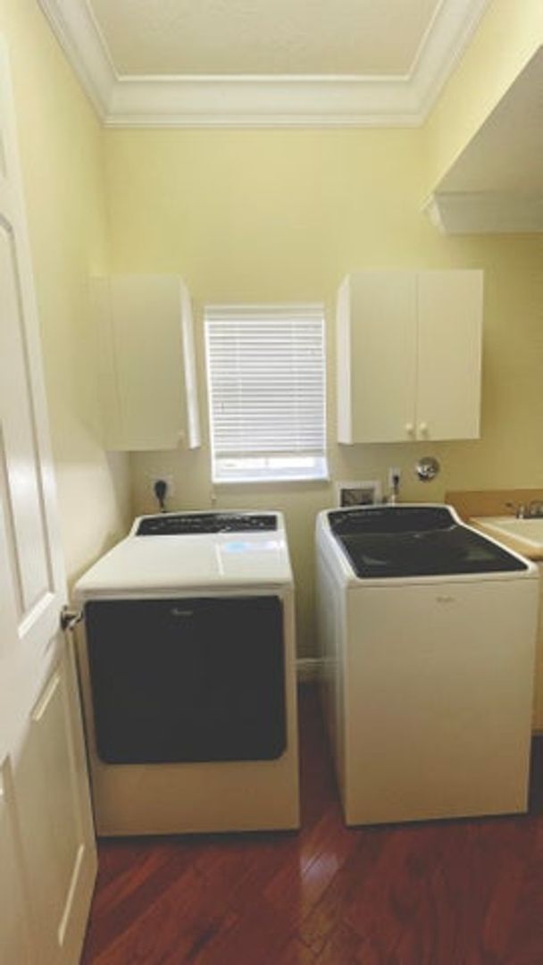 Building Photo - 9843 Vía Amati