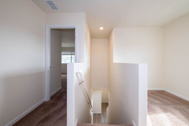 Building Photo - Spacious Newer Home Ready for Move IN
