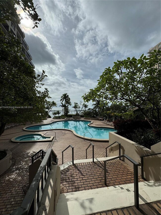 Building Photo - 520 Brickell Key Dr