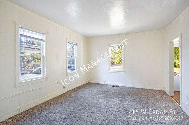 Building Photo - 716 W Cedar St