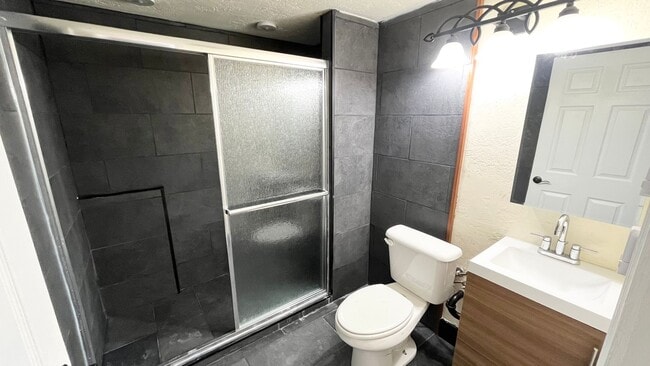 Building Photo - 5 Bedroom/4 Bathroom Home in West Valley City