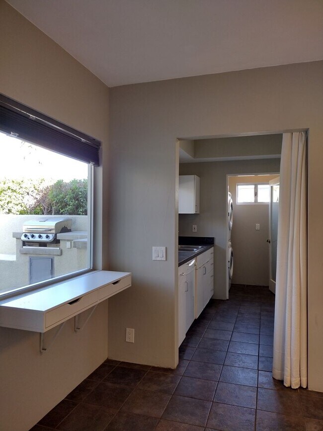 Building Photo - 558-560-562 Calle Abronia S