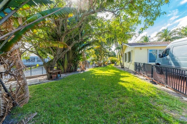 Building Photo - 1600 N 28th Ct