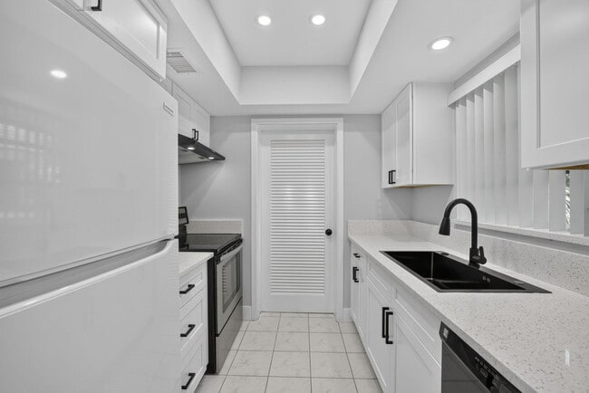 Building Photo - 2755 NE 28th Ave