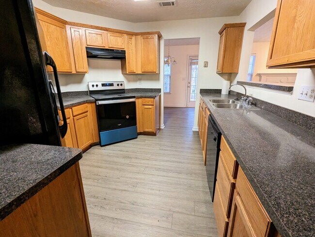 Building Photo - House 3 beds 2.5 baths
