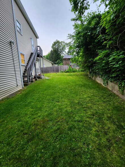 Building Photo - 45 Dumais St