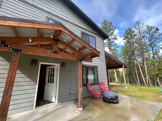 Building Photo - Huge Shop with 2 bedroom 2 bath Condo attached!