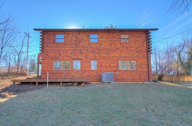 Building Photo - 550 Colhoun| Move In Ready!