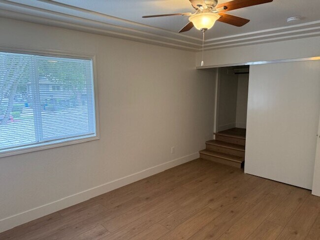 Building Photo - Great Condo with 1 car garage and indoor l...
