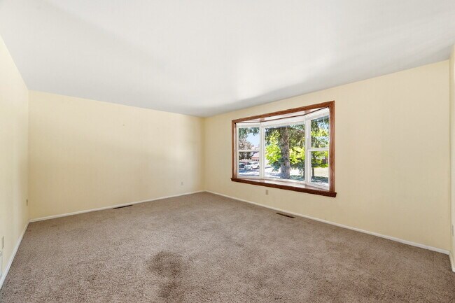 Building Photo - $1,995.95 4-bed, 1.5 bath, located in Colorado Springs with a large back yard