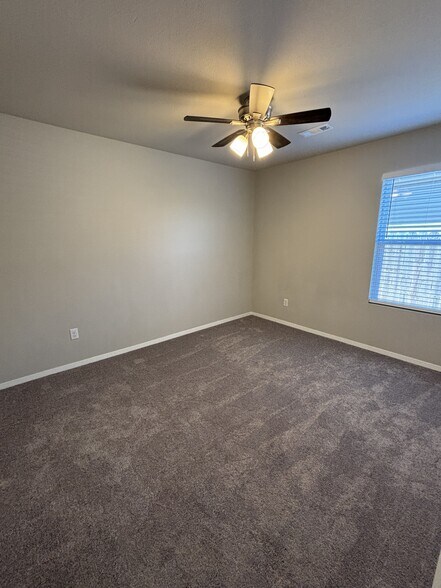 Building Photo - 1075 S Nighthawk Ln