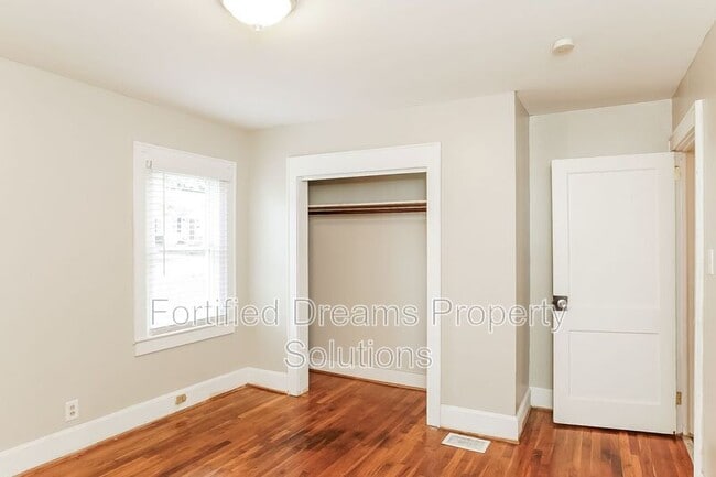 Building Photo - 726 W 25 1/2 St