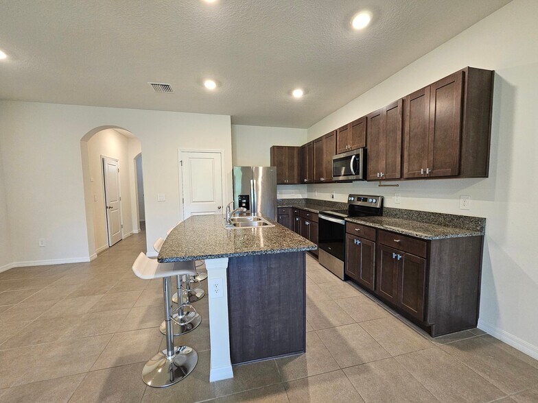 Building Photo - 8652 Milestone Dr