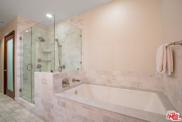 Building Photo - 447 N Doheny Dr
