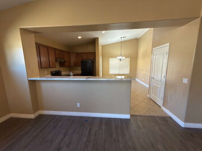 Building Photo - "Charming 3-Bedroom Oasis with 2 Baths and 1,711 Sq Ft of Comfort in Phoenix!"