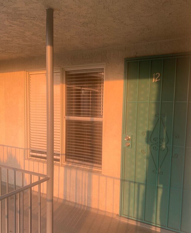 Building Photo - Cheerful and Spacious 1 bd/1bth Upstairs Unit