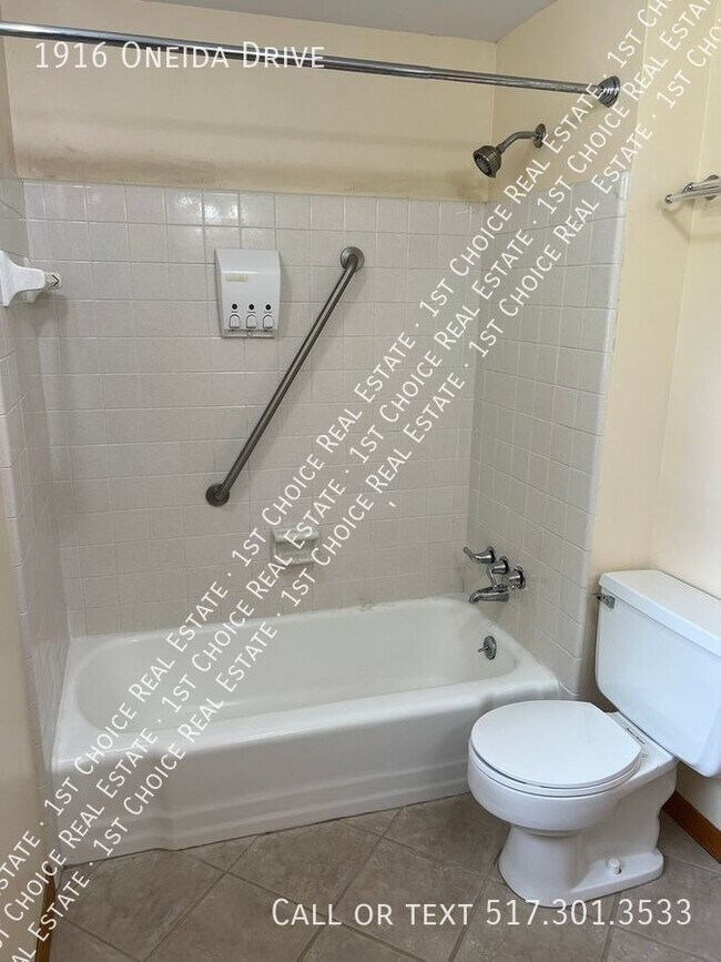 Building Photo - 1916 Oneida Dr