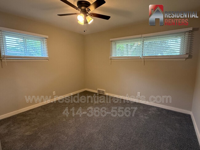 Building Photo - 205 N 165th St