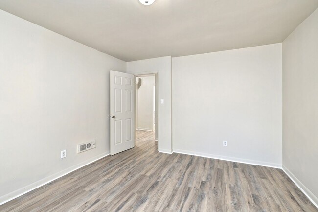 Building Photo - Newly Renovated 2 Bedroom Unit!