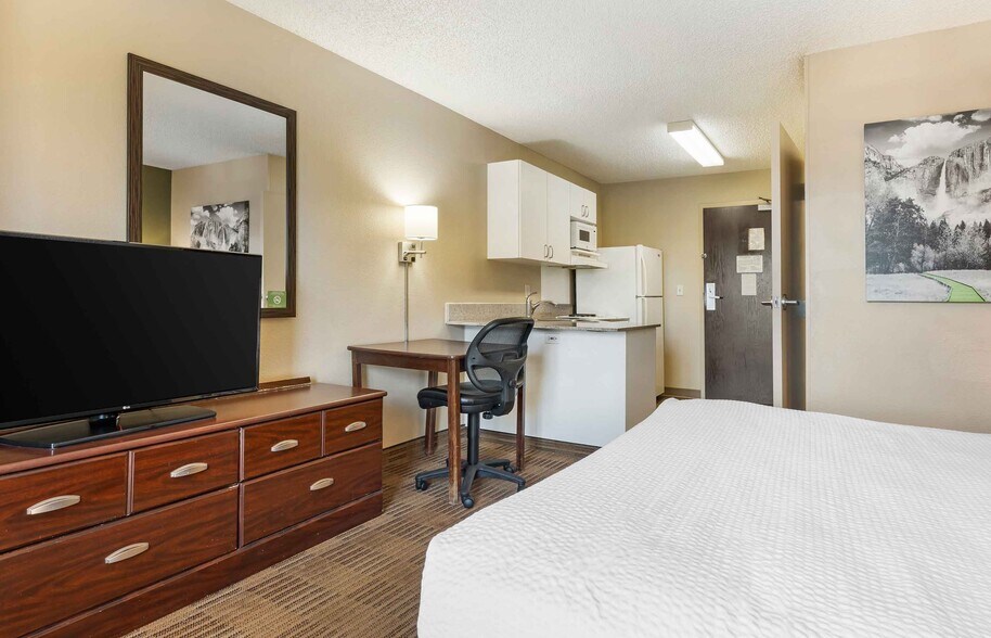Building Photo - Furnished Studio-Richmond - Hilltop Mall