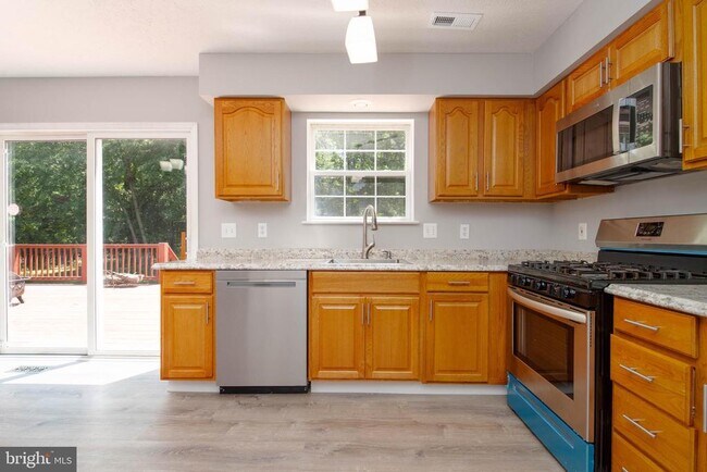 Building Photo - 11 Poplar Grove Ave