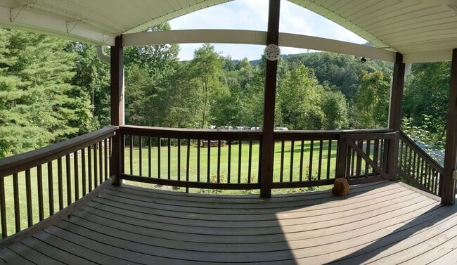 Building Photo - Great 3 Bedroom 2 Bath Home in quiet resid...