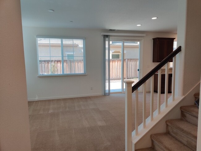 Building Photo - Beautiful 3 bedroom, 2.5 bathroom in Roseville!