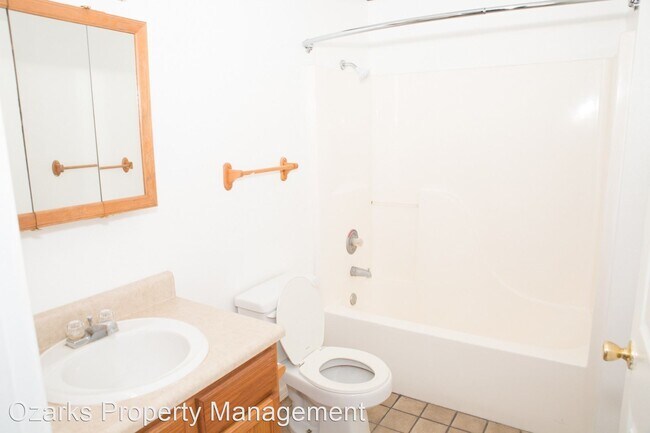 Building Photo - 2 br, 1 bath House - 401 RED MAPLE