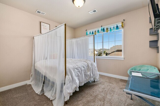 Building Photo - 4 Bedroom, 4 bathroom, Plus office and Loft!