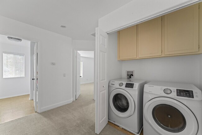 Building Photo - "Charming 3-Bedroom Haven with 2.5 Baths in Santa Clarita – Spacious 1694 Sq Ft Home Awaits!"