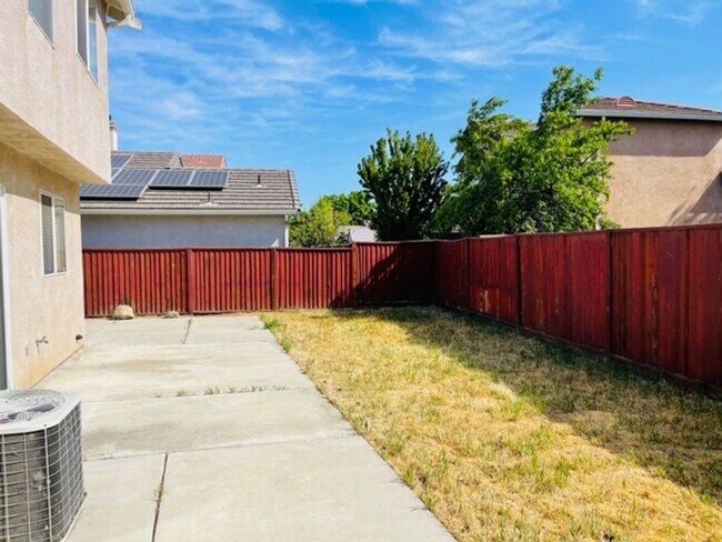Building Photo - Close to freeway and shopping