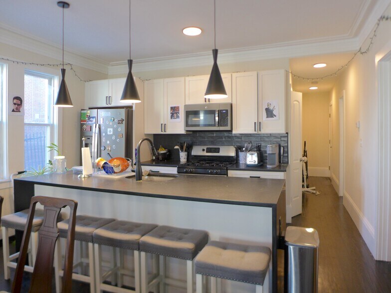 Building Photo - 828 Parker St