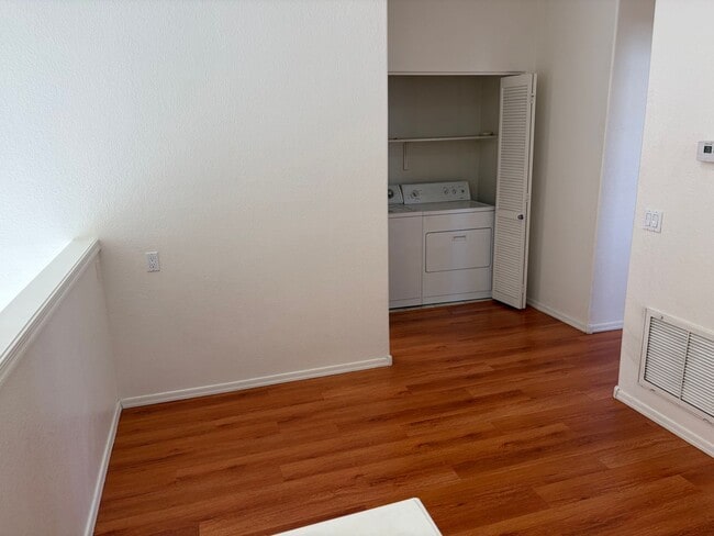 Building Photo - 2 Bedroom 2.5 Bath Townhome!