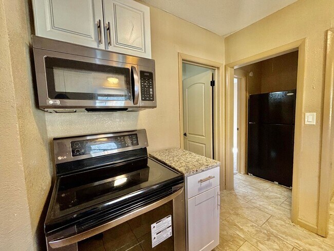 Building Photo - Spacious 2-Bedroom + Den Home with Ample Parking & Backyard!