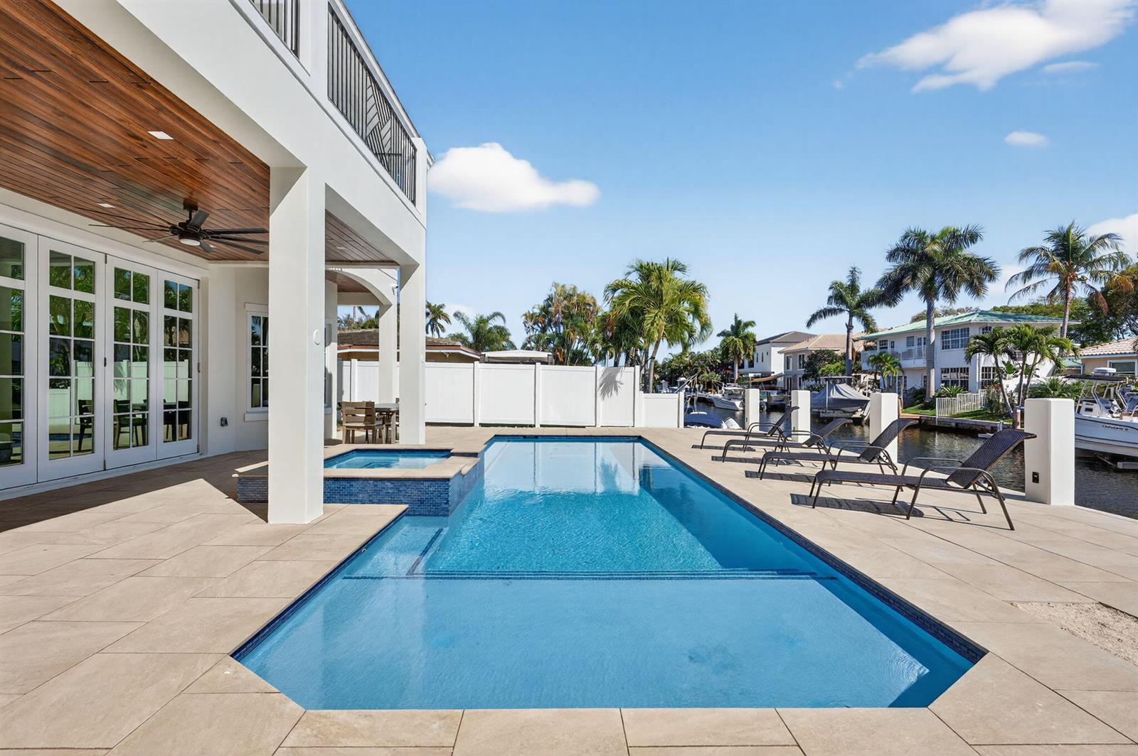 Building Photo - 310 SE 9th Ct