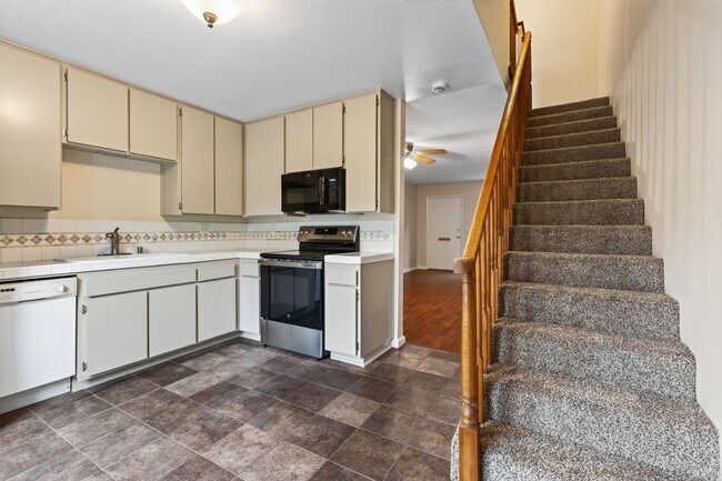 Building Photo - Large spacious 2 Bedroom in UTC